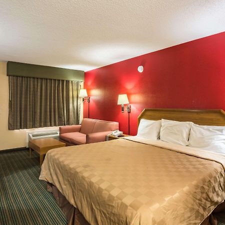 Rodeway Inn Hazlehurst Bagian luar foto