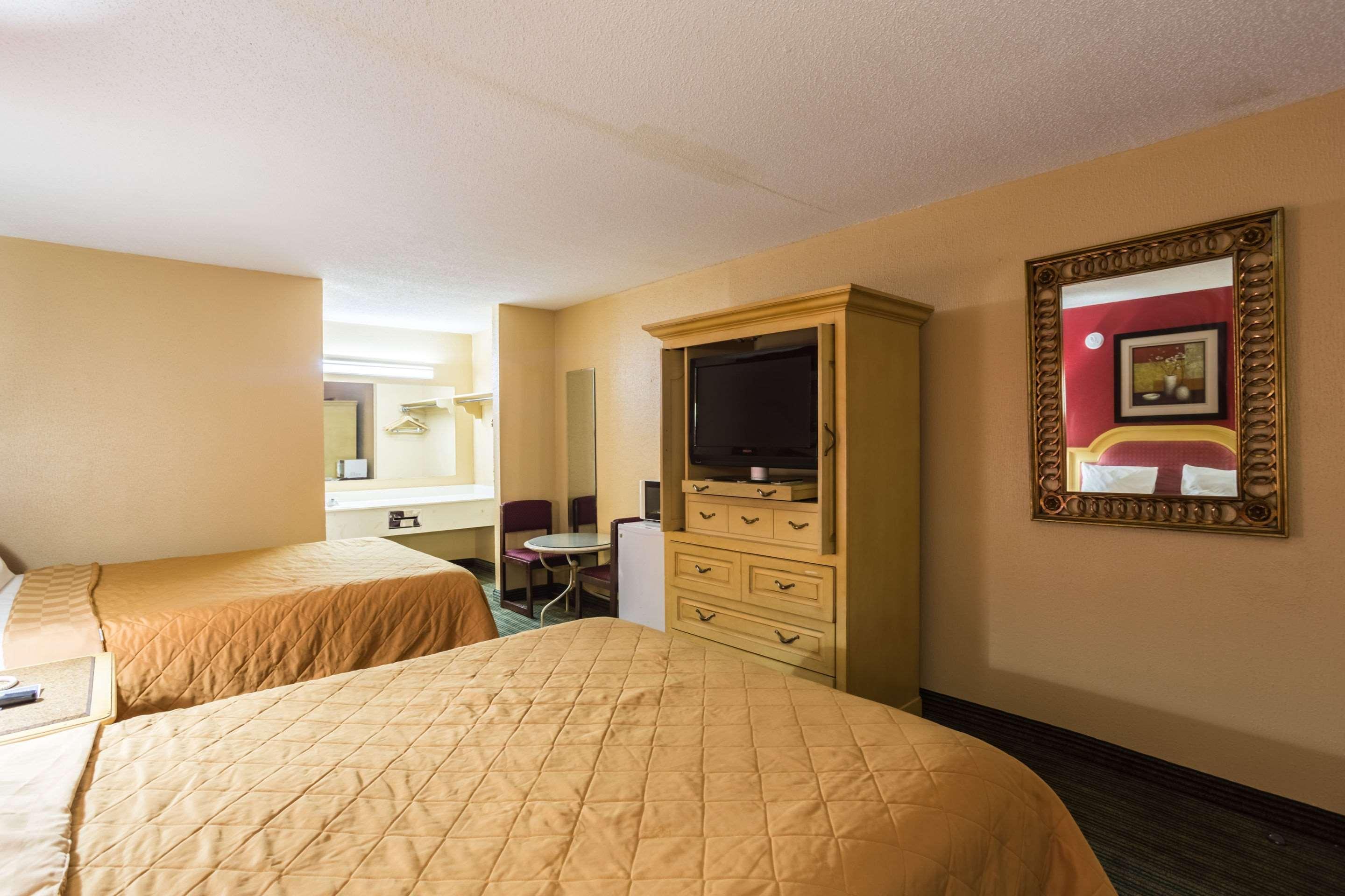 Rodeway Inn Hazlehurst Bagian luar foto