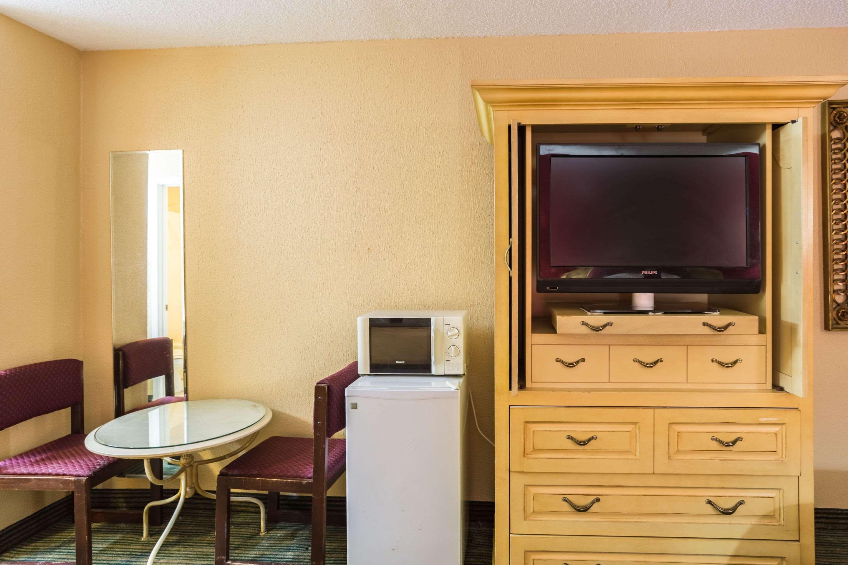 Rodeway Inn Hazlehurst Bagian luar foto