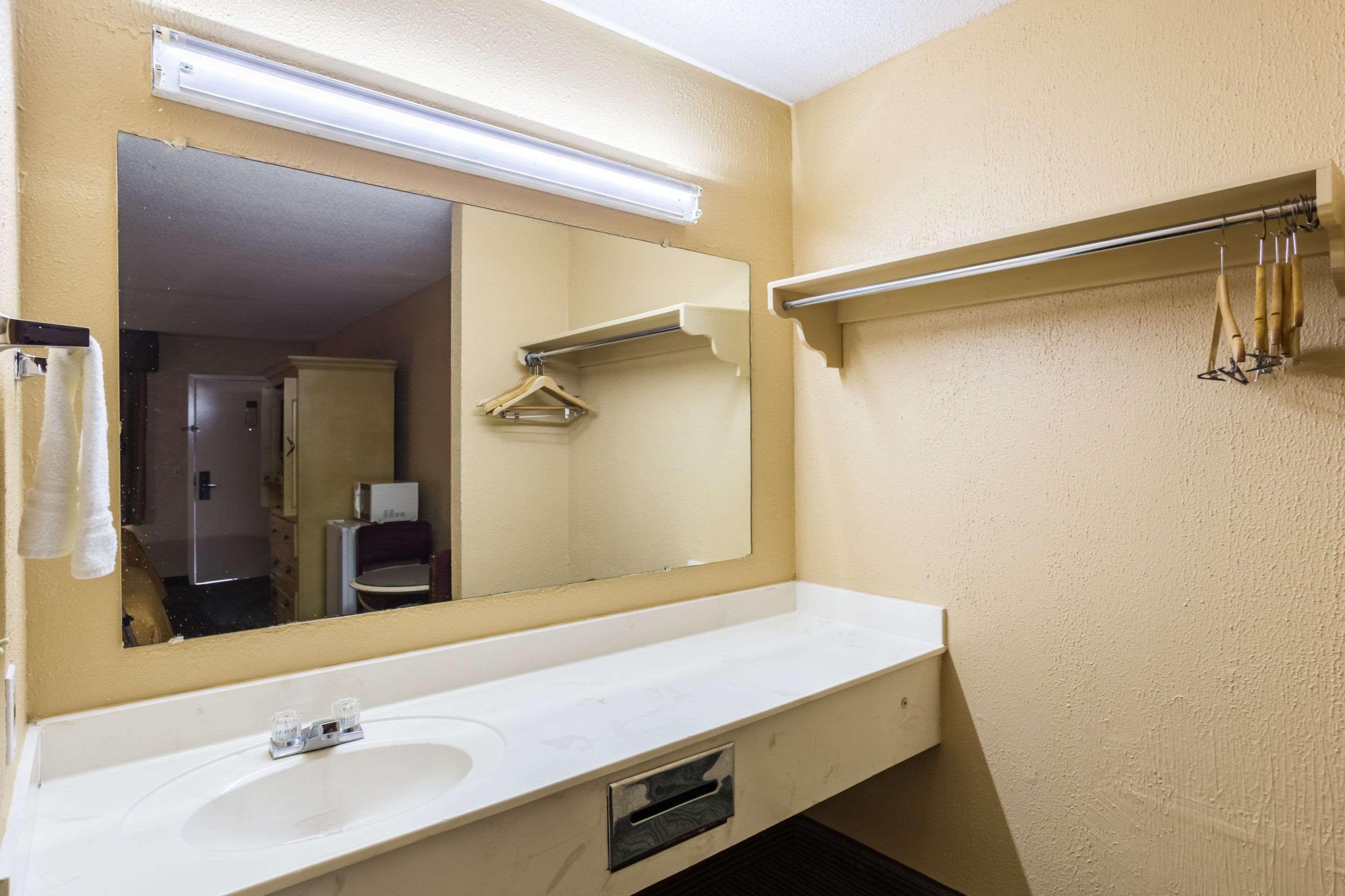 Rodeway Inn Hazlehurst Bagian luar foto