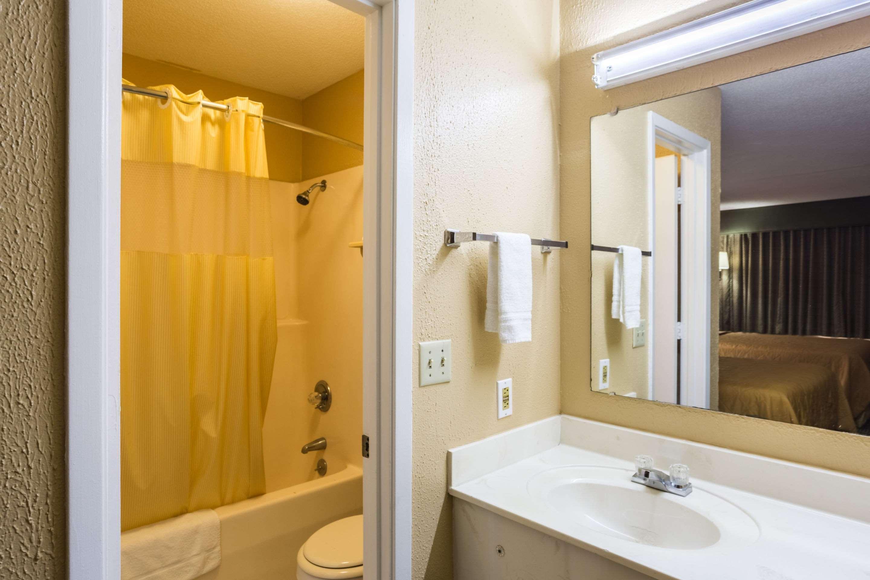 Rodeway Inn Hazlehurst Bagian luar foto