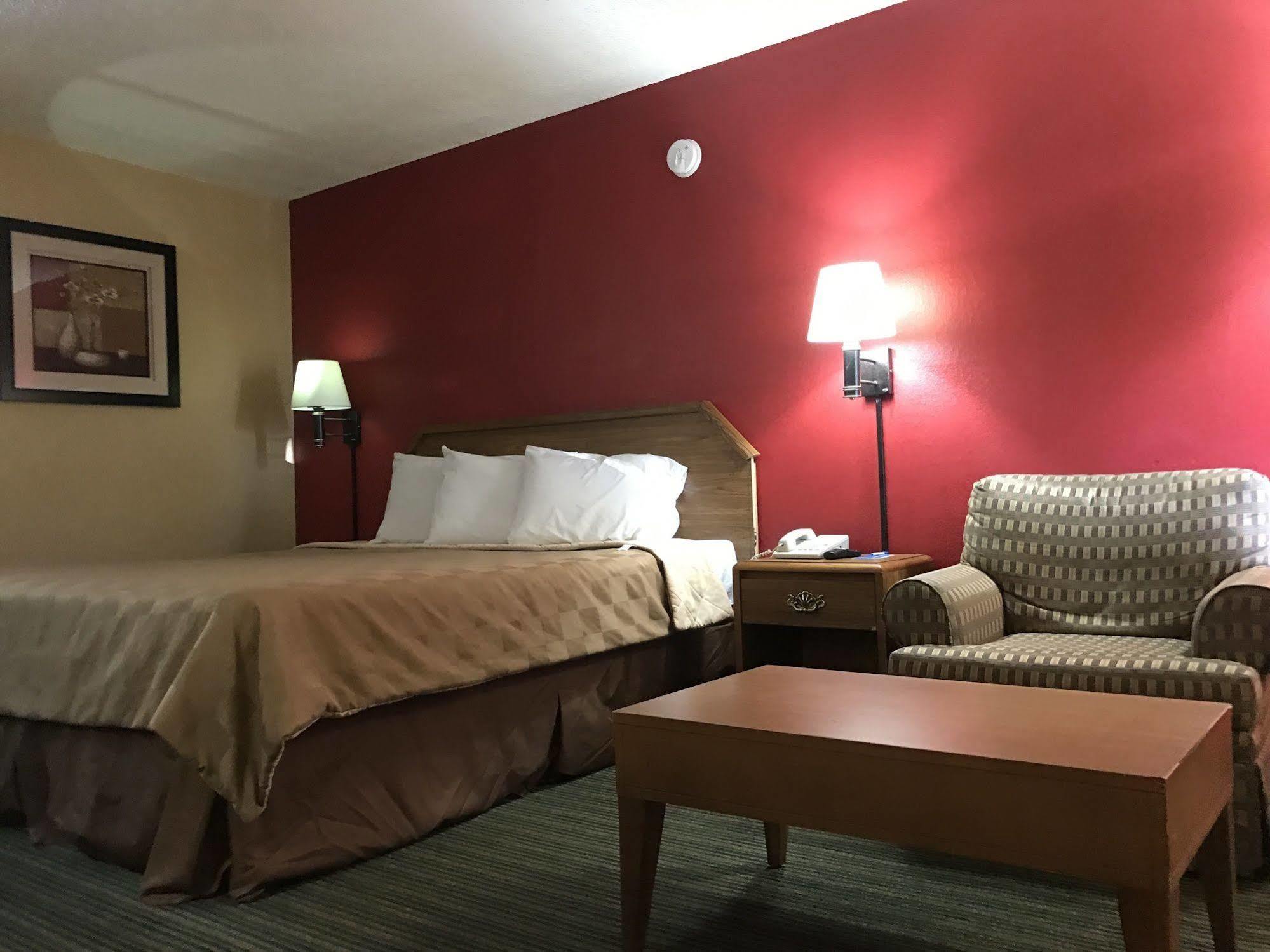 Rodeway Inn Hazlehurst Bagian luar foto