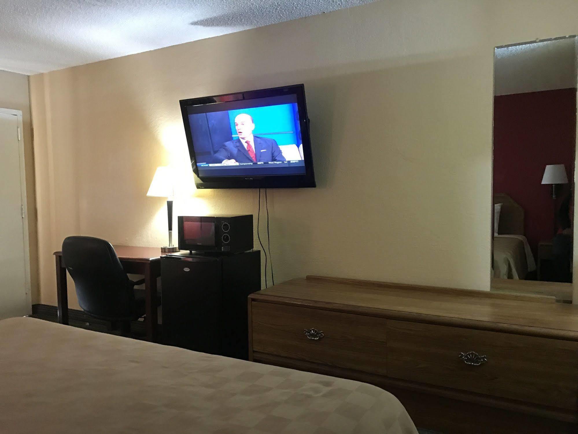 Rodeway Inn Hazlehurst Bagian luar foto