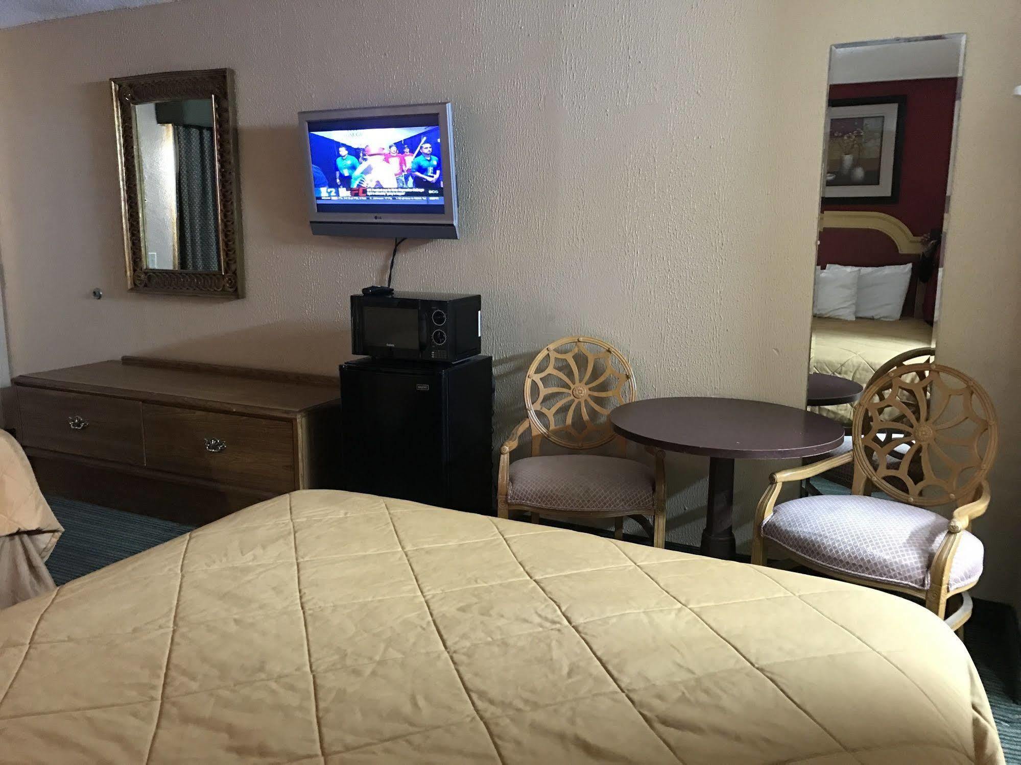 Rodeway Inn Hazlehurst Bagian luar foto