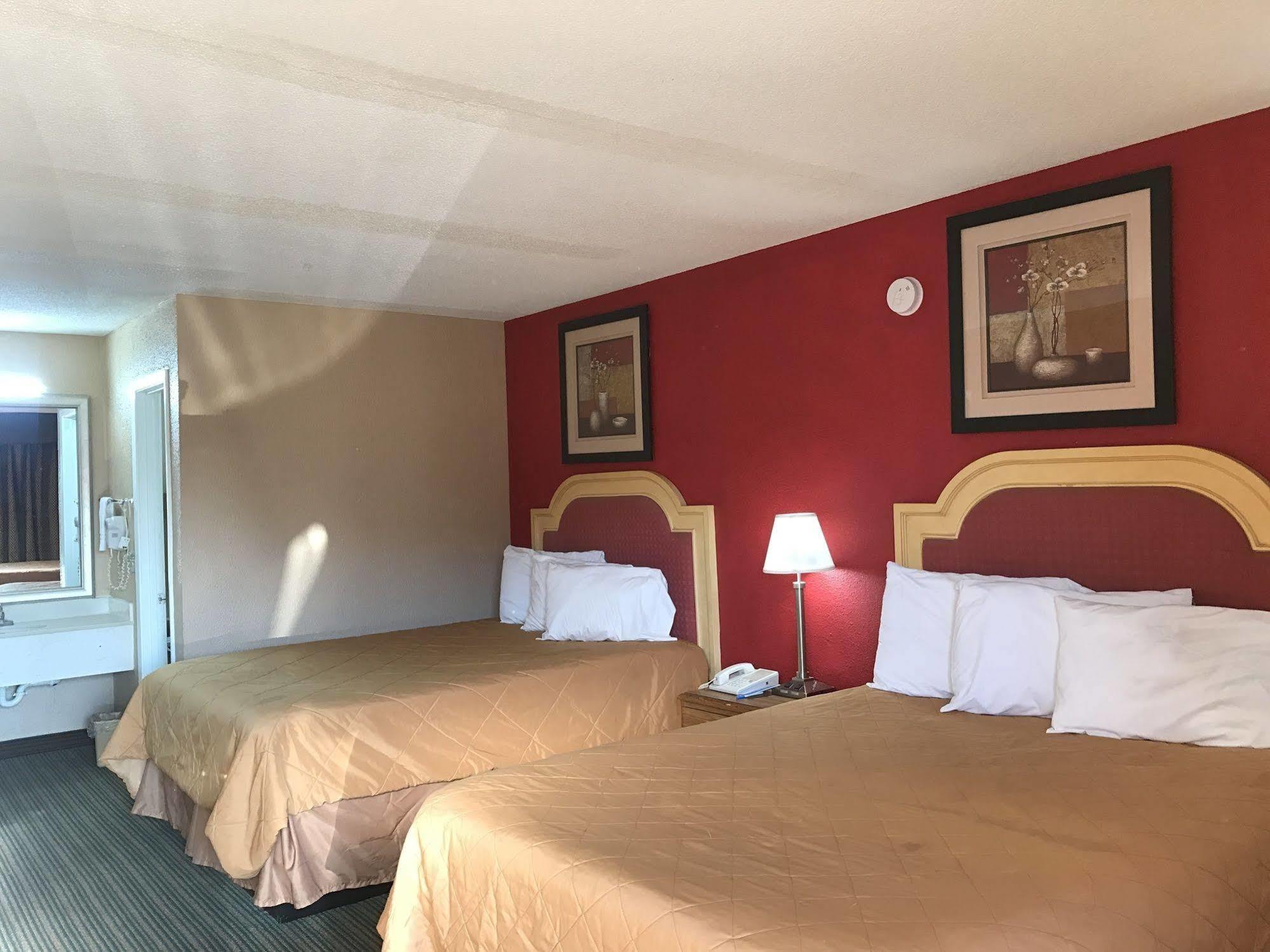Rodeway Inn Hazlehurst Bagian luar foto